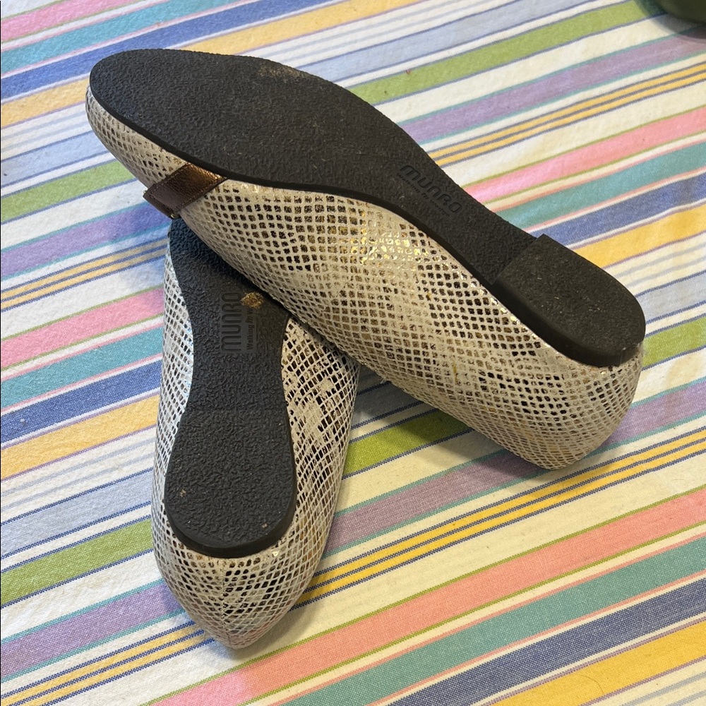 Munro Women's Textured Cream and Brown flats size 7.5 W - Picture 3 of 7